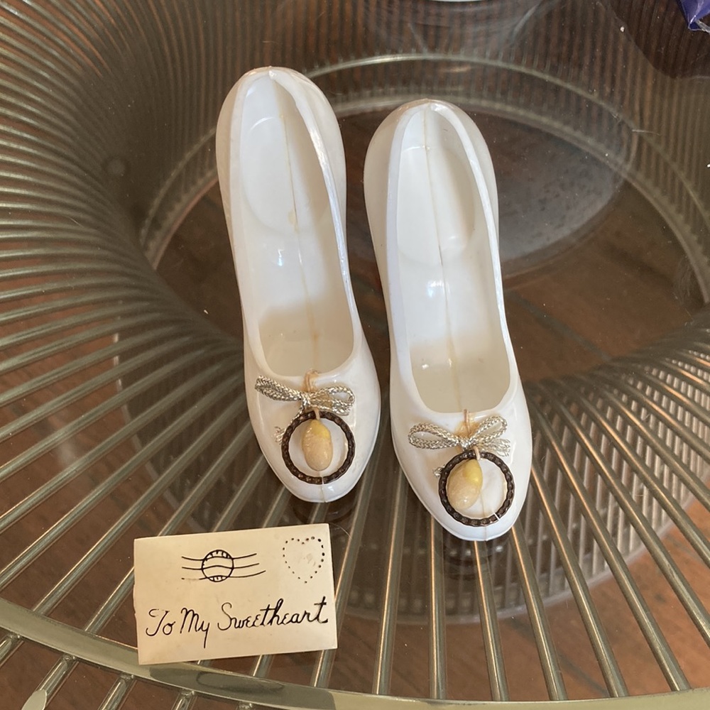 Vintage 40s white plastic pumps party wedding favors and sweetheart pin bundle